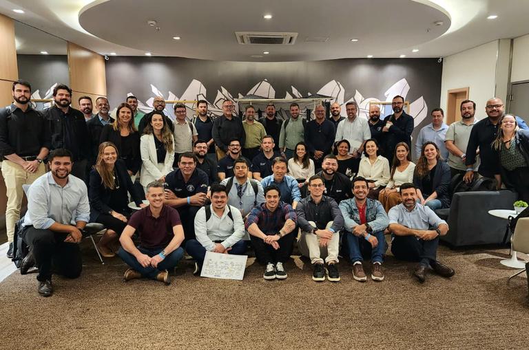 Grupo de colaboradores reunidos depois de uma oficina