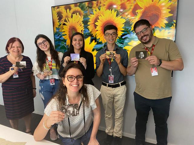 Participantes segurando cartas de uma dinâmica